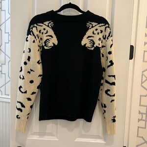 Great sweater! I would guess a size large! There is no tag